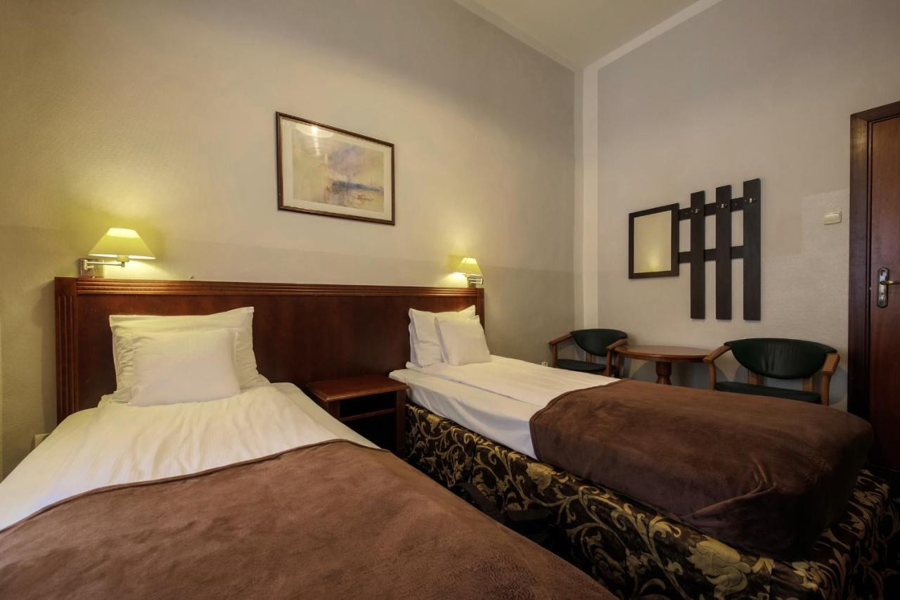 Red Carpet Hostel *